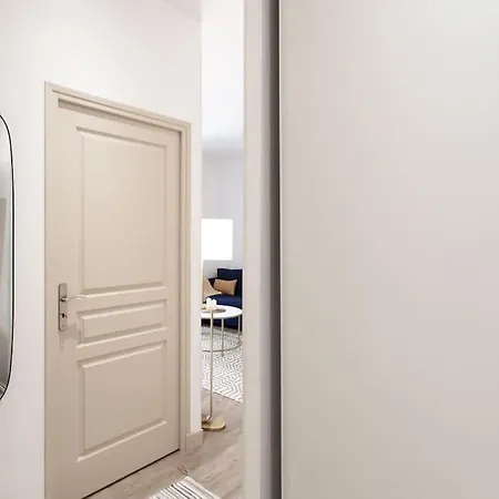 Lägenhet #44 Staywiz Us -1 Bdr Flat Cap Ac Balcony 5mins Walk To