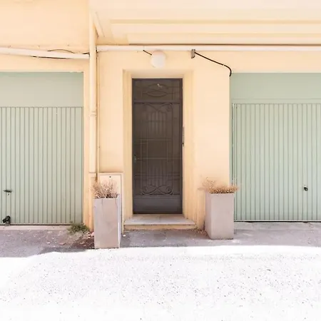 #44 1 Bdr Flat Cap Ac Balcony 5mins Walk To * Nice